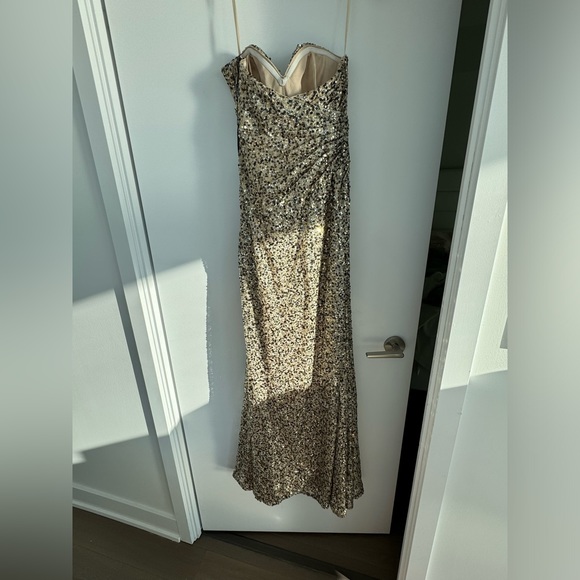 Gold sequin gown - Picture 4 of 6